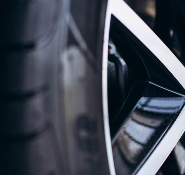Primer plano de una llanta de automóvil de alta gama