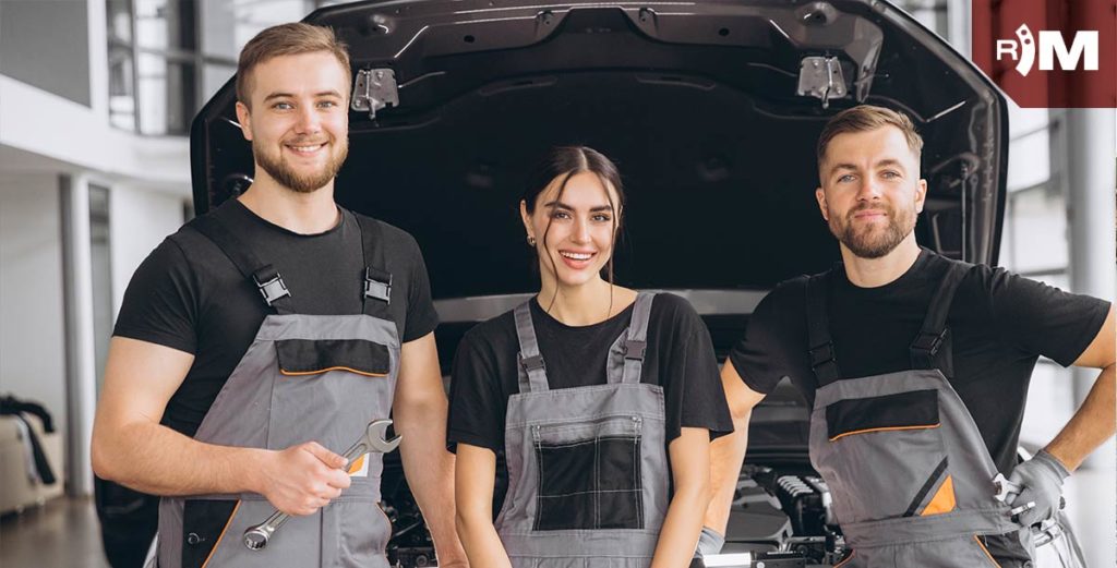 Trabajadores de taller mecanico felices